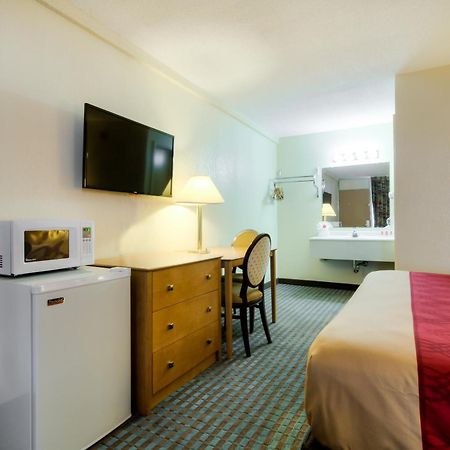 Econo Lodge Shorewood Room photo