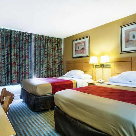 Econo Lodge Shorewood Room photo