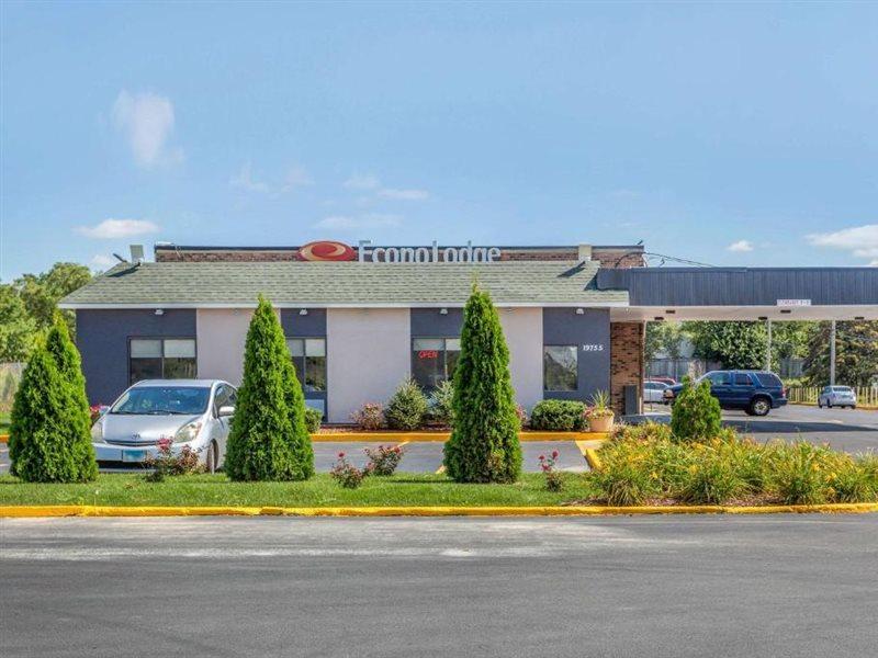 Econo Lodge Shorewood Exterior photo