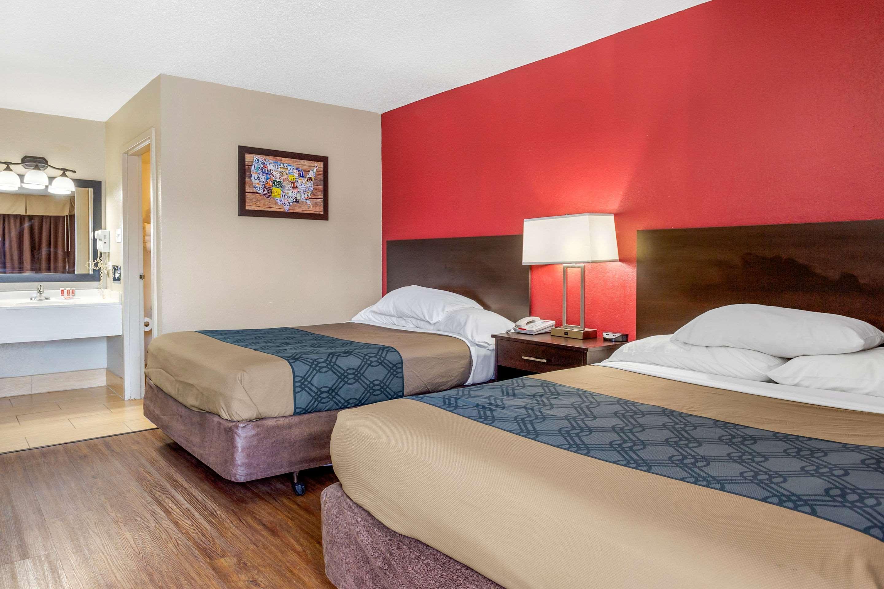 Econo Lodge Shorewood Exterior photo