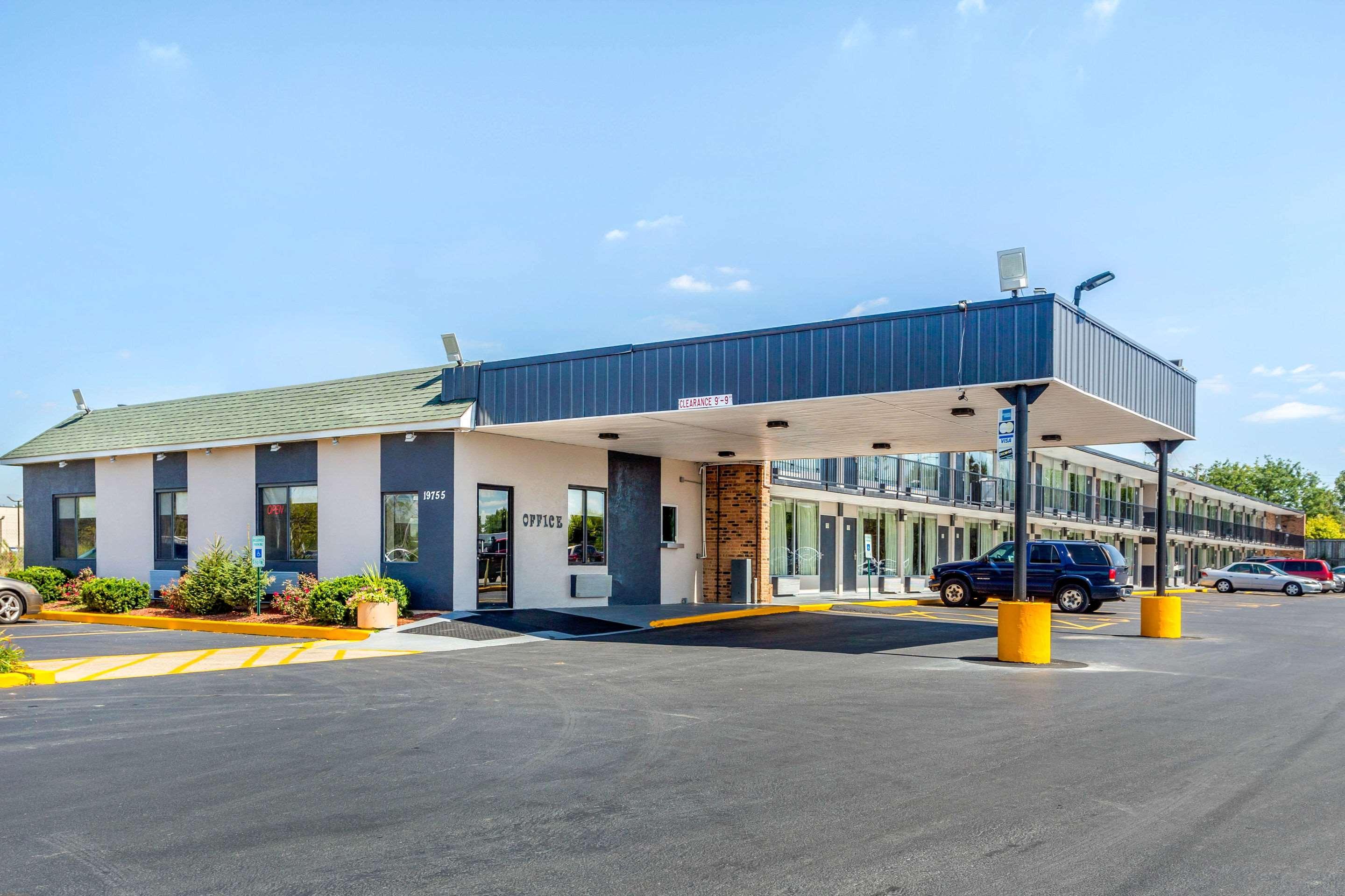 Econo Lodge Shorewood Exterior photo