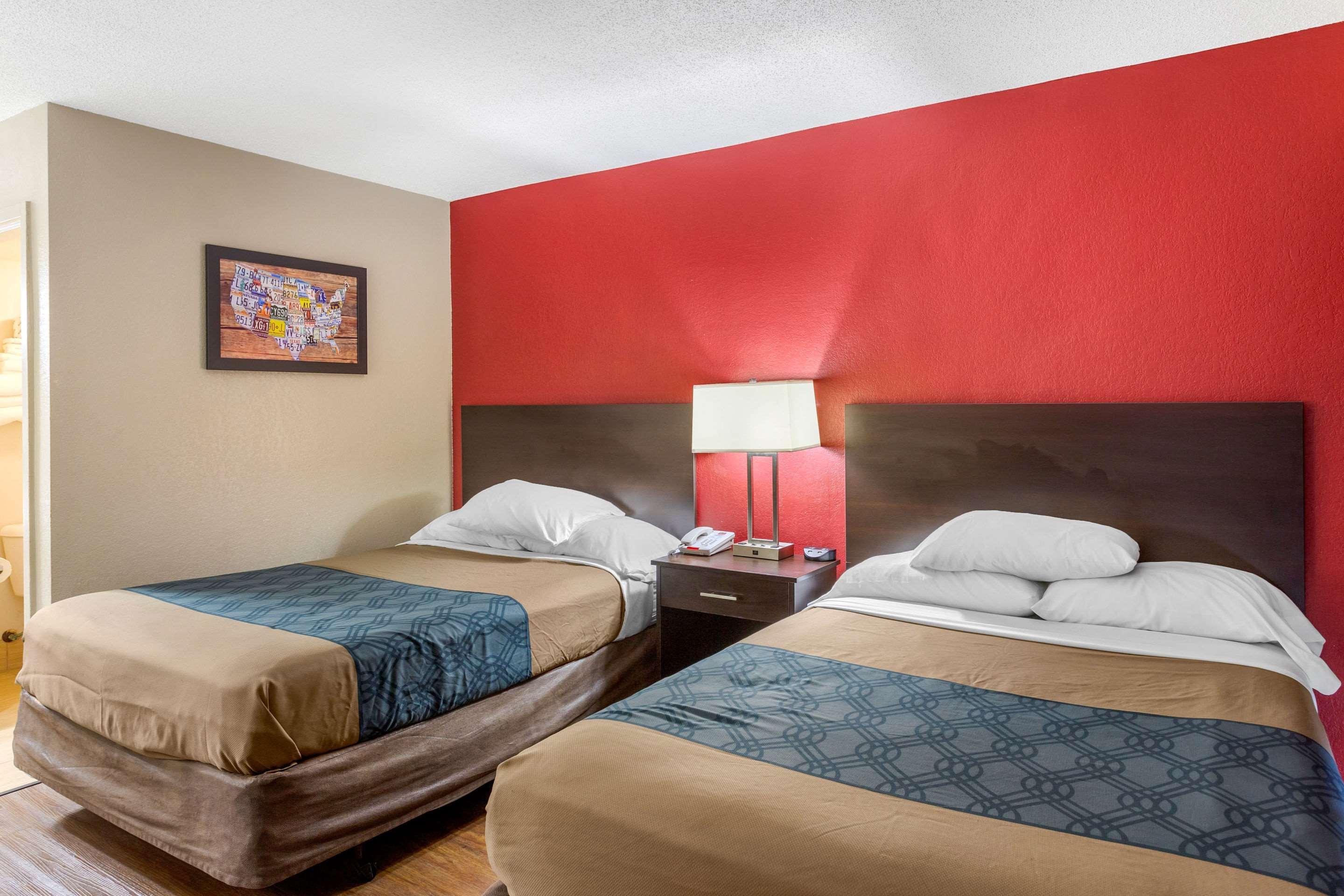 Econo Lodge Shorewood Exterior photo