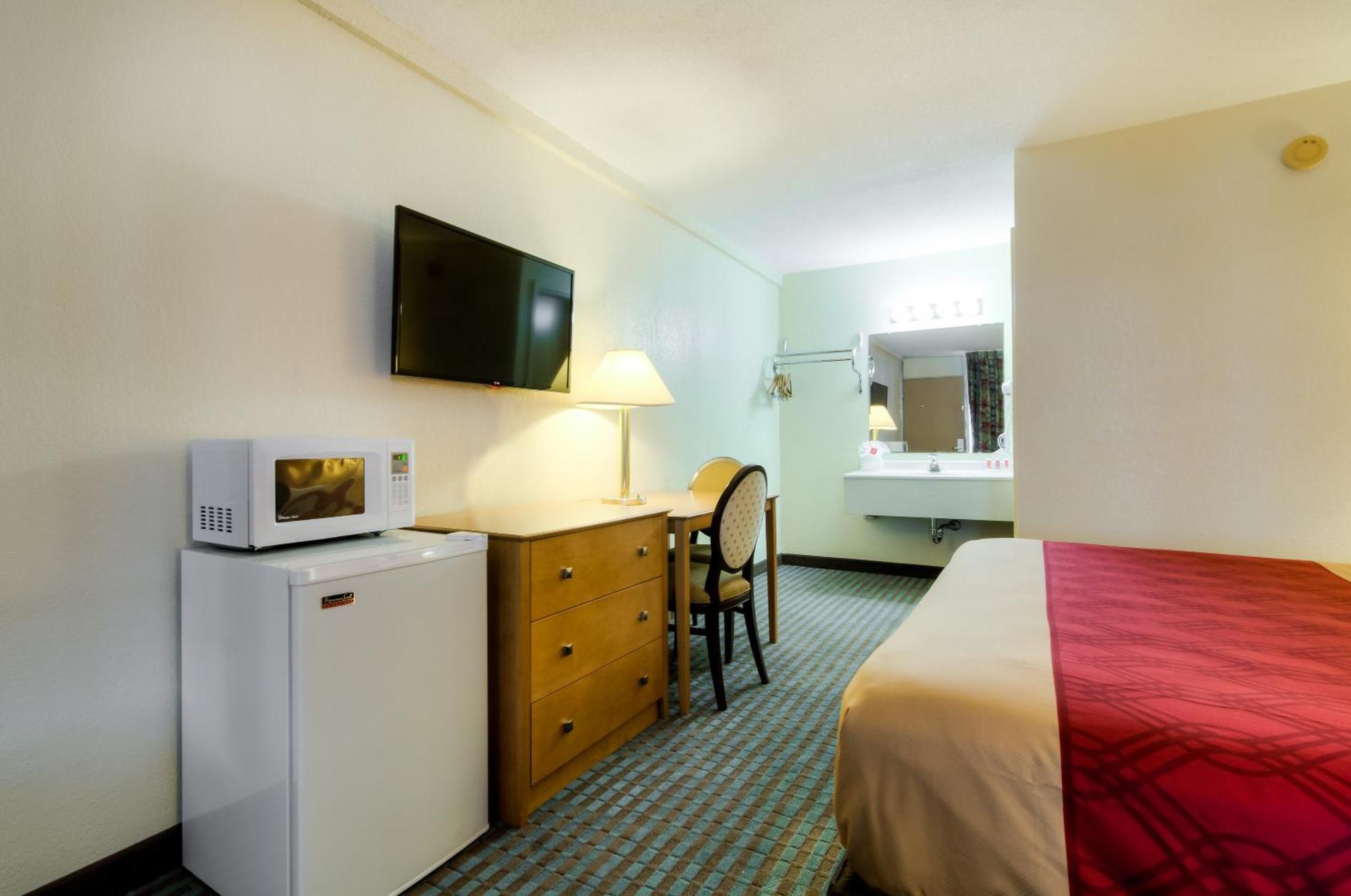 Econo Lodge Shorewood Room photo
