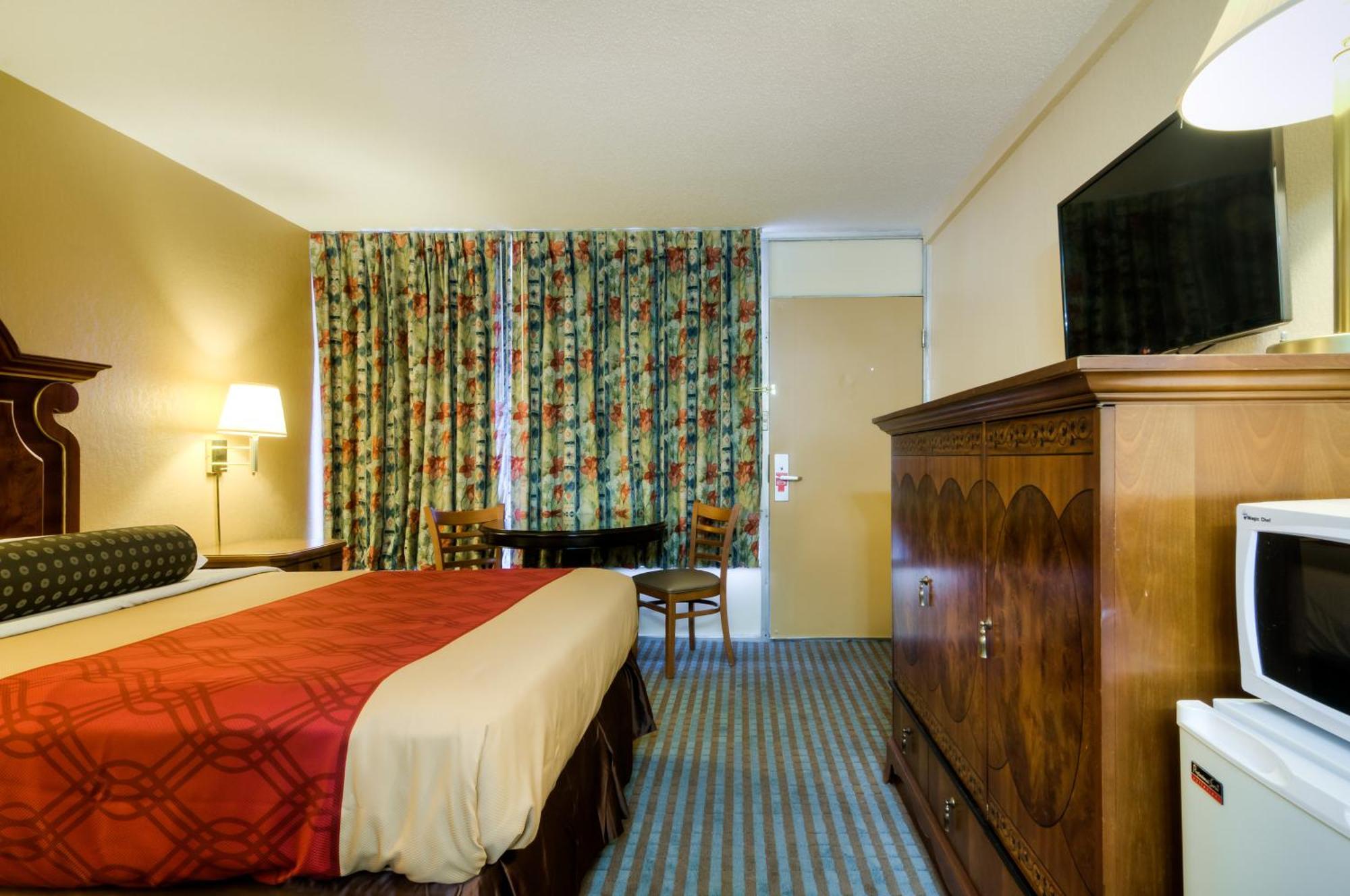 Econo Lodge Shorewood Room photo