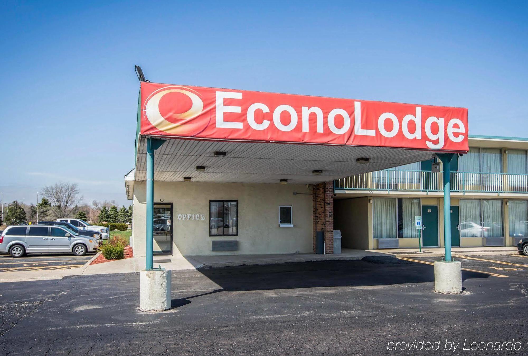 Econo Lodge Shorewood Exterior photo