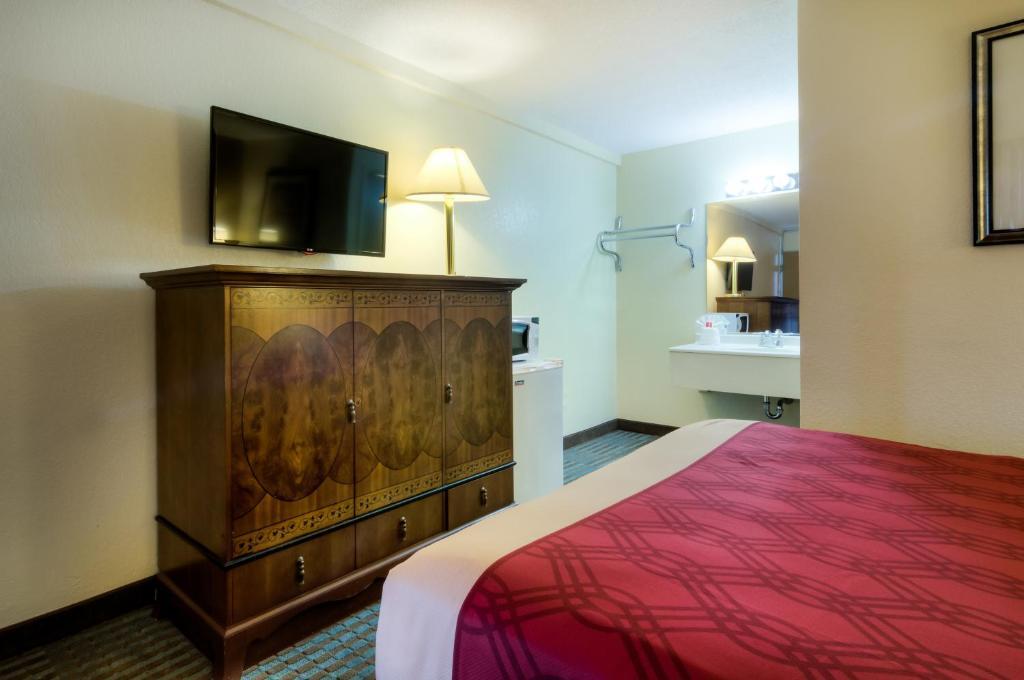 Econo Lodge Shorewood Room photo