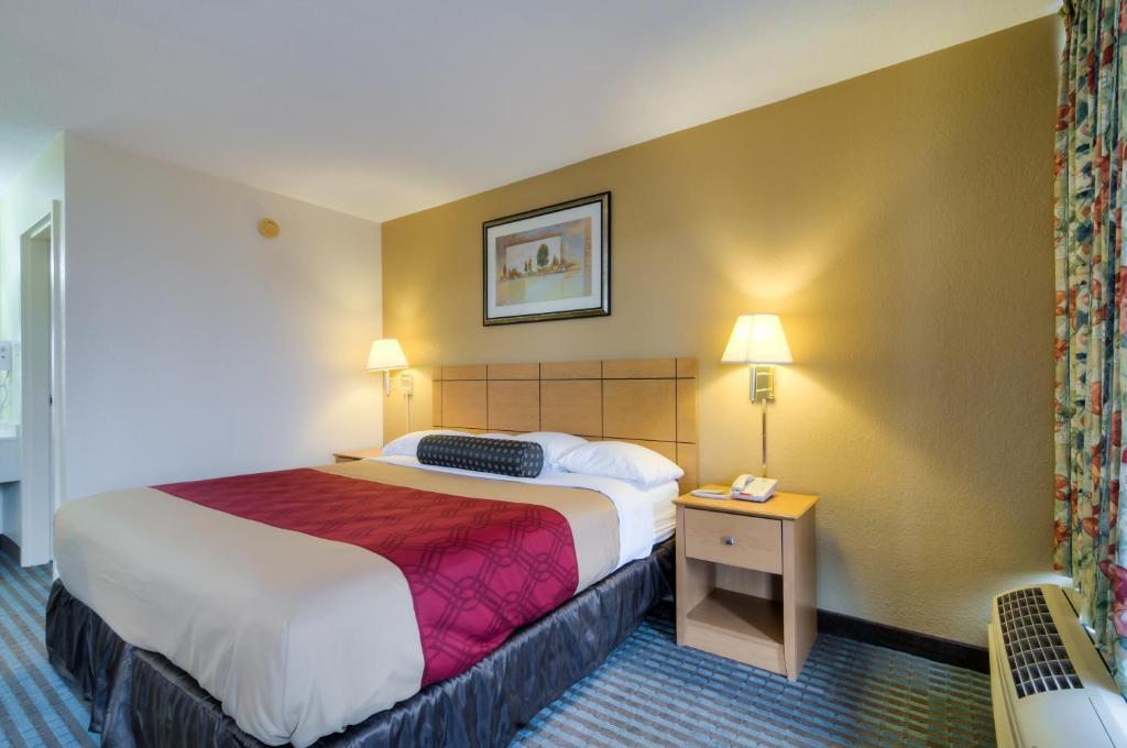 Econo Lodge Shorewood Room photo